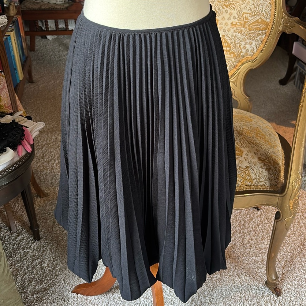 MOSCHINO CheapandChic pleated bubble hem black skirt. Size 6 USA. Flirty and fun